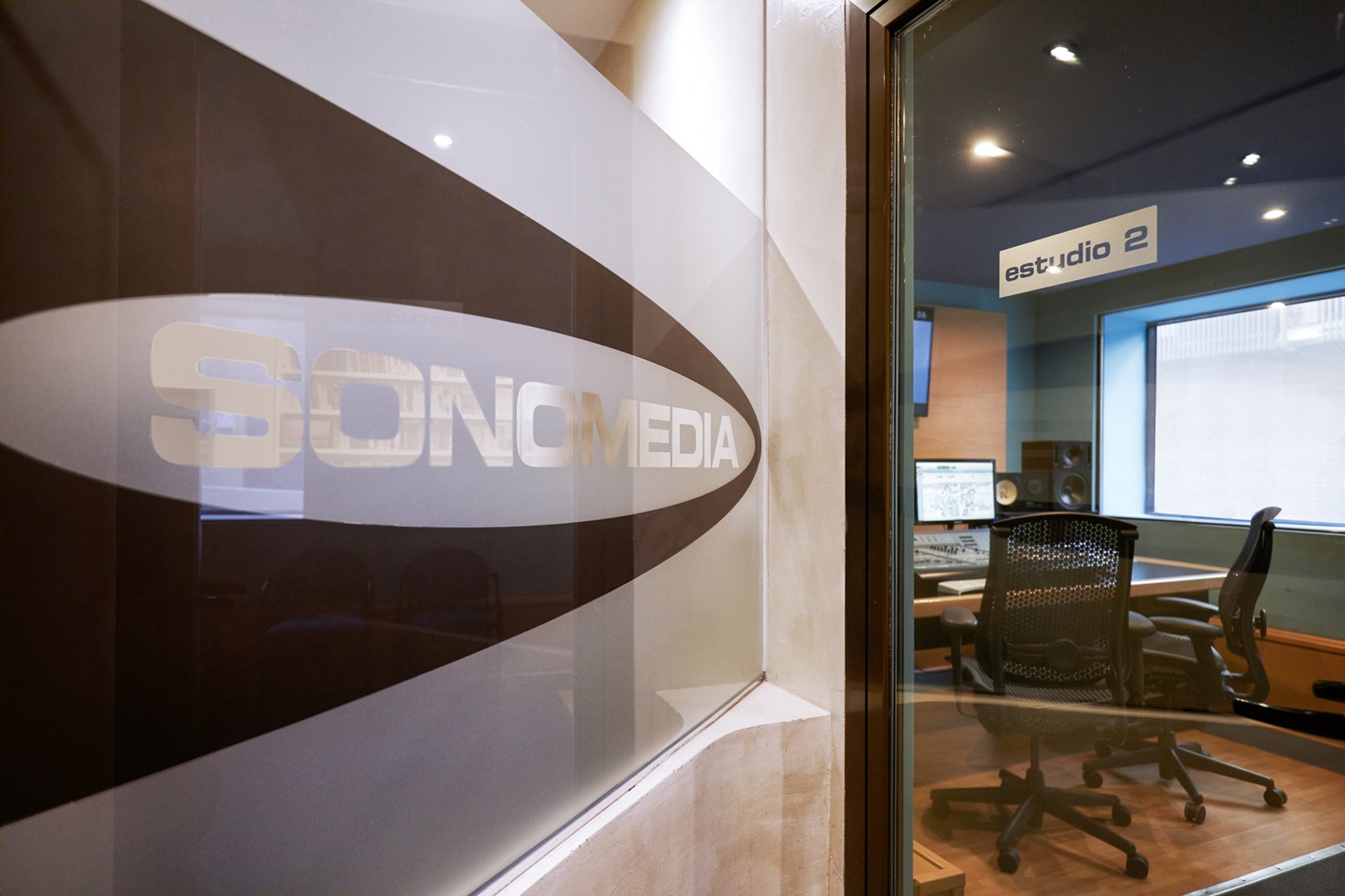 <p>Renovaci&oacute;n de los Estudios Sonomedia con monitores PMC</p>